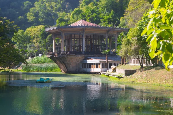 Dağların arka plan üzerinde eski tren istasyonu