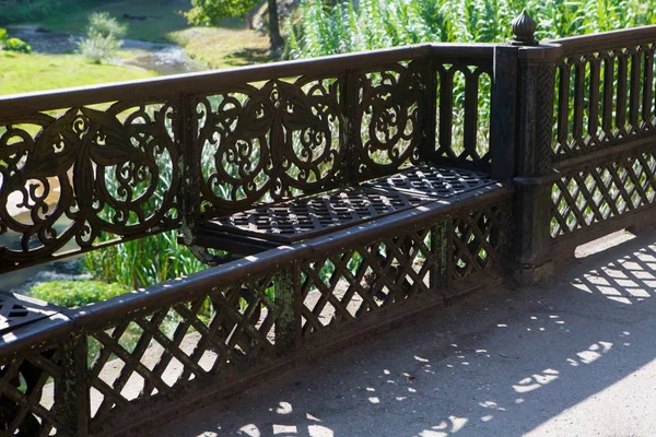 Kafes - tren istasyonu binasıyakınında çit