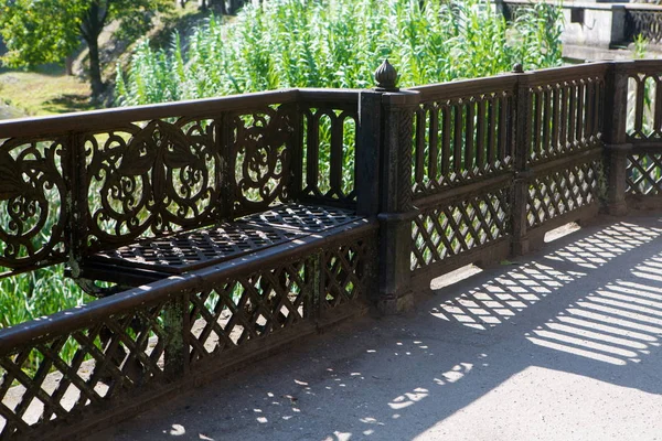 Kafes - tren istasyonu binasıyakınında çit