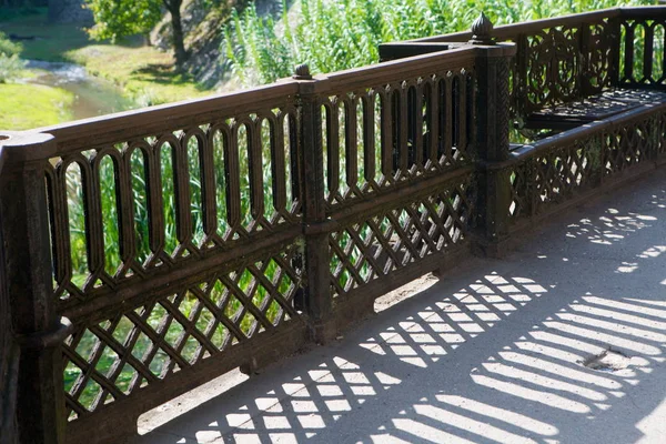 Kafes - tren istasyonu binasıyakınında çit