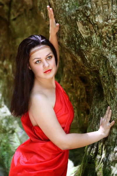 Красива Дівчина Червоній Сукні Тлі Ущелини — стокове фото