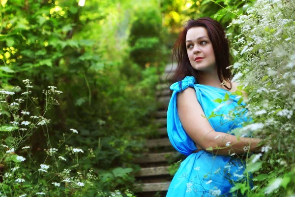 Красива Дівчина Синьому Вбранні Парку — стокове фото