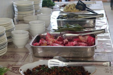 pancar ve acı biber ile lahana turşusu. Masada atıştırmalıklar