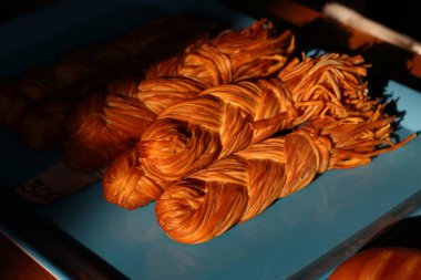 Tütsülenmiş peynir at kuyruğu. Chechil peyniri