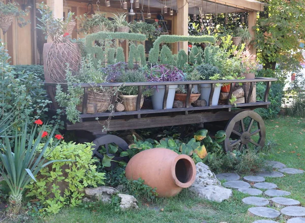 Holzwagen Tonkrug Neben Einem Dekorationswagen Garten — Stockfoto