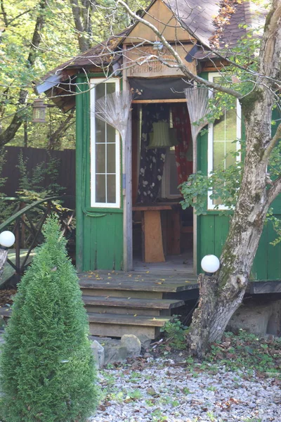 Ξύλινο Σπίτι Ανάμεσα Στα Δέντρα — Φωτογραφία Αρχείου