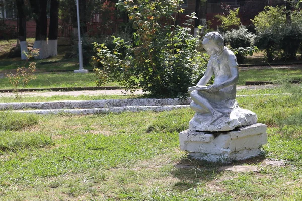 Posąg Dziewczyny Książką Parku — Zdjęcie stockowe
