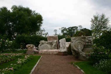 Heykeller için yayalar. Alçı taşı kaidesi