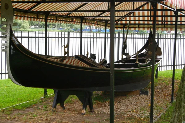 Wooden Varnished Boat Park River — Stock Photo, Image