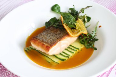 Kabaklı ızgara somon.