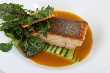 Kabaklı ızgara somon.