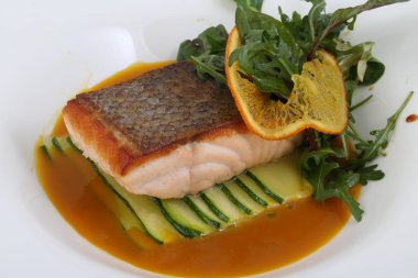 Kabaklı ızgara somon.