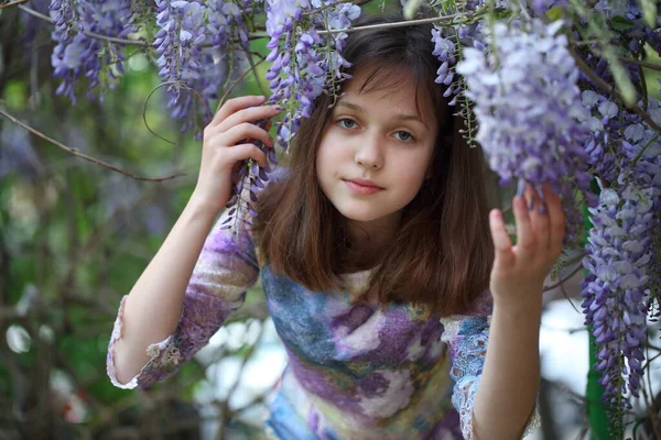 Belle Fille Dans Parc Près Glycine Fleurs — Photo