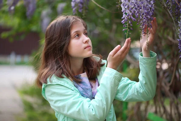 Belle Fille Dans Parc Près Glycine Fleurs — Photo