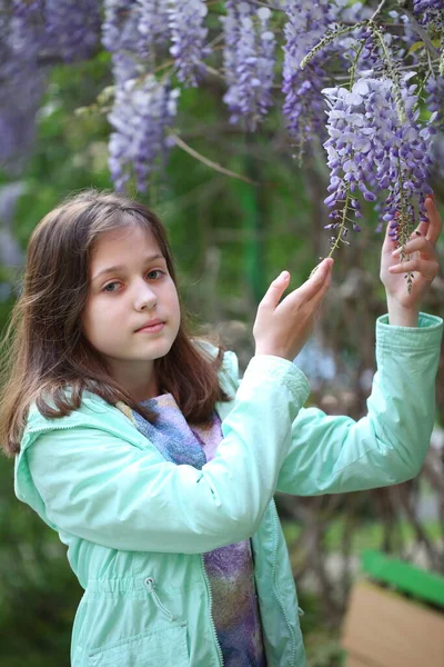 Belle Fille Dans Parc Près Glycine Fleurs — Photo