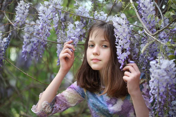 藤が咲く近くの公園の美しい女の子 — ストック写真