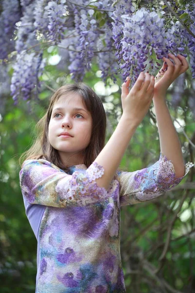 Belle Fille Dans Parc Près Glycine Fleurs — Photo