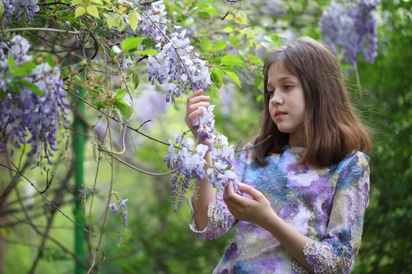 藤が咲く近くの公園の美しい女の子 — ストック写真