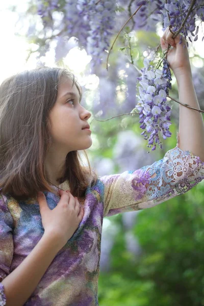 Belle Fille Dans Parc Près Glycine Fleurs — Photo