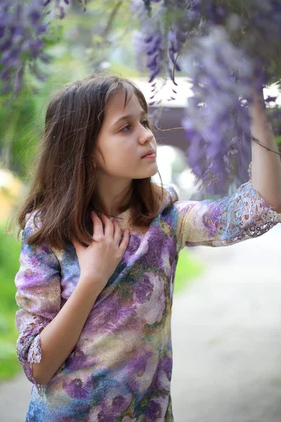 藤の花の近くの公園で美しい女の子 — ストック写真