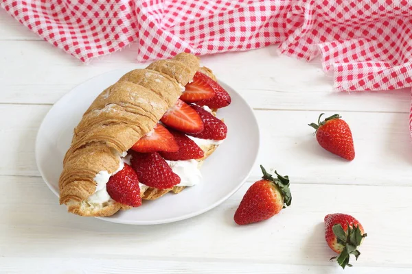 Croissant Aux Fraises Fromage Ricotta Sur Fond Blanc — Photo