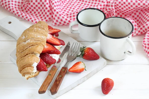 Croissant Mit Erdbeeren Und Ricotta Auf Weißem Hintergrund — Stockfoto