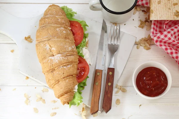 Croissant Con Tomates Queso Jamón Fondo Blanco — Foto de Stock