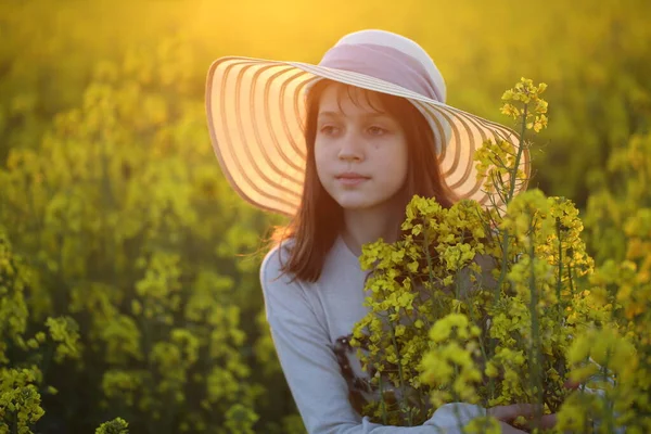 Vacker Flicka Hatt Ett Blommande Rapsfält — Stockfoto