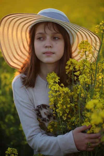 Vacker Flicka Hatt Ett Blommande Rapsfält — Stockfoto