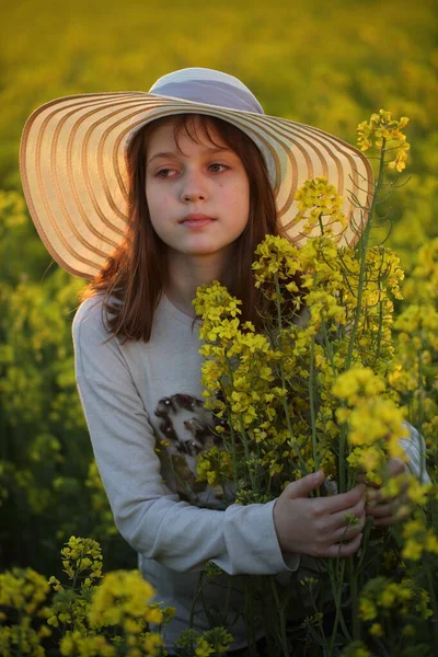 Красивая Девушка Шляпе Цветущем Поле Рапса — стоковое фото