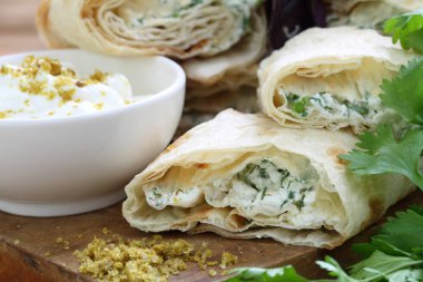 Peynir ve otlarla doldurulmuş lavaş rulosu.