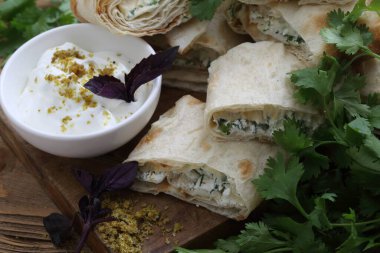 Peynir ve otlarla doldurulmuş lavaş rulosu.