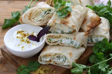 Peynir ve otlarla doldurulmuş lavaş rulosu.