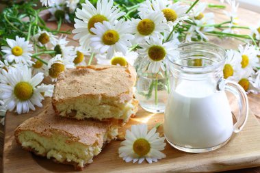 Elmalı ve sütlü Charlotte pastası.