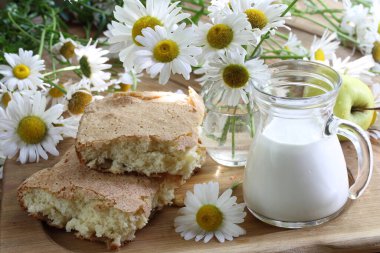 Sütlü Charlotte. Sütle servis edilen elmalı bisküvi