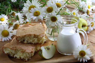 Sütlü Charlotte. Sütle servis edilen elmalı bisküvi