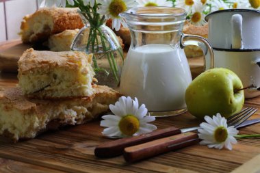 Elmalı ve sütlü Charlotte pastası.