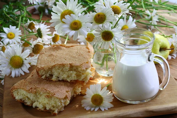 用苹果 牛奶和一束雏菊做的海绵蛋糕 — 图库照片