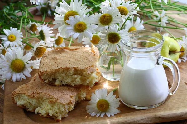用苹果 牛奶和一束雏菊做的海绵蛋糕 — 图库照片