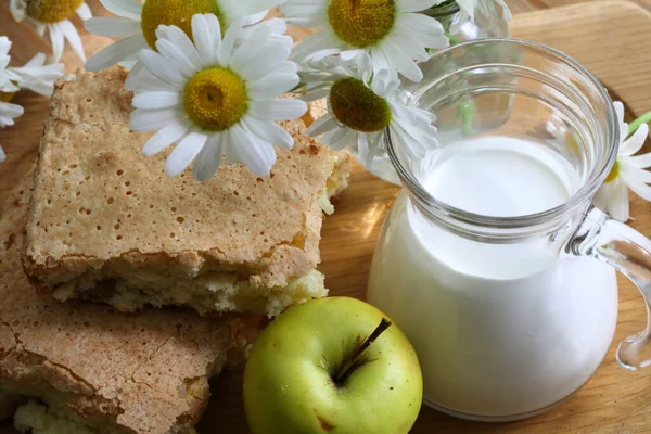 Charlotte Com Leite Biscoito Com Maçãs Servidas Com Leite — Fotografia de Stock