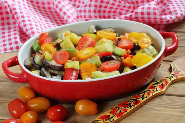 Estofado Verduras Con Berenjena Calabacín Sobre Fondo Madera — Foto de Stock