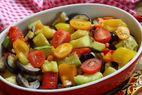 Estofado Verduras Con Berenjena Calabacín Sobre Fondo Madera — Foto de Stock