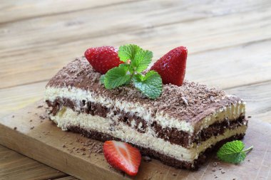 Çilekli ve naneli tiramisu.