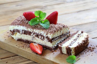 Çilekli ve naneli tiramisu.