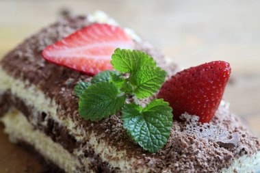 Narin kremalı ve çikolata parçalı tiramisu keki.