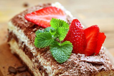 Narin kremalı ve çikolata parçalı tiramisu keki.