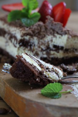 Narin kremalı ve çikolata parçalı tiramisu keki.