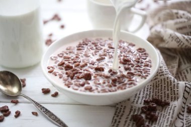 Süt çikolata toplarının içine dökülür. Mısır gevreği