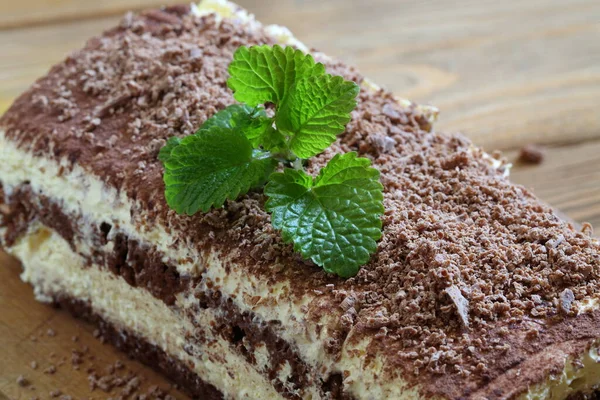 繊細なクリームとチョコレートチップとティラミスケーキ — ストック写真