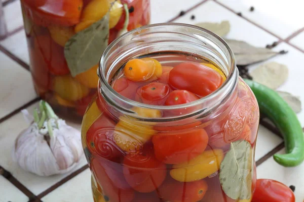 Przechowywanie Pomidorów Szklanych Słoikach — Zdjęcie stockowe